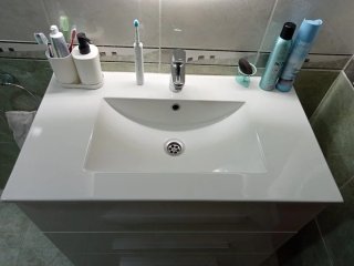Mueble de baño blanco.