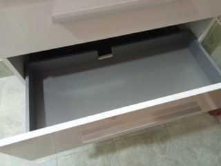 Mueble de baño blanco.