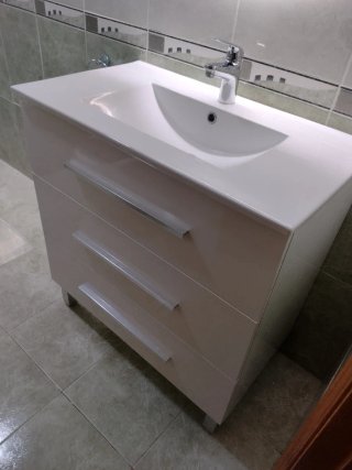 Mueble de baño blanco.