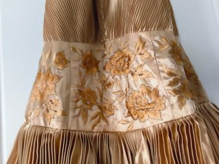 Vestido de fiesta dorado con bordado floral