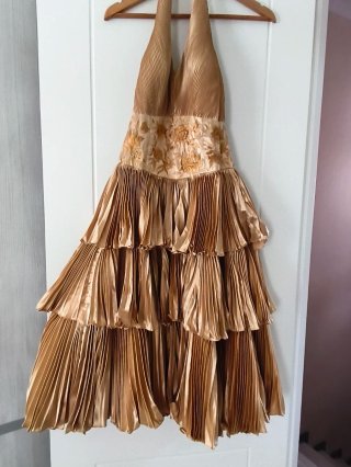 Vestido de fiesta dorado con bordado floral