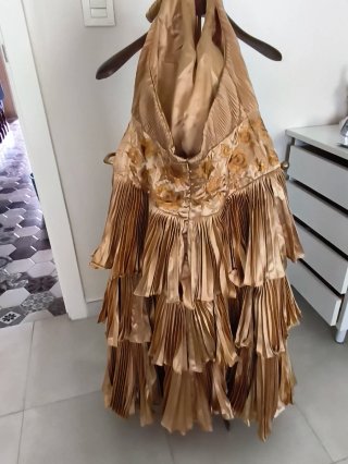 Vestido de fiesta dorado con bordado floral