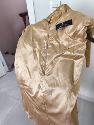Vestido de fiesta dorado con bordado floral