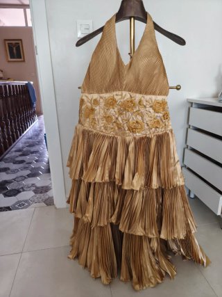 Vestido de fiesta dorado con bordado floral