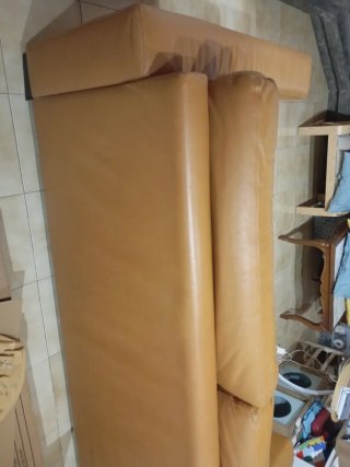 Sofá de polipiel marrón