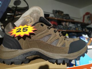 Zapatillas de trekking marrones y negras