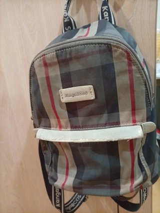 Mochila KangaROOS Cuadros Gris y Rojo