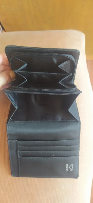 Portafoglio nero con chiusura a fibbia