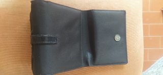 Portafoglio nero con chiusura a fibbia