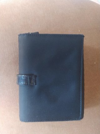 Portafoglio nero con chiusura a fibbia