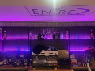 Mueble y estantería de bar