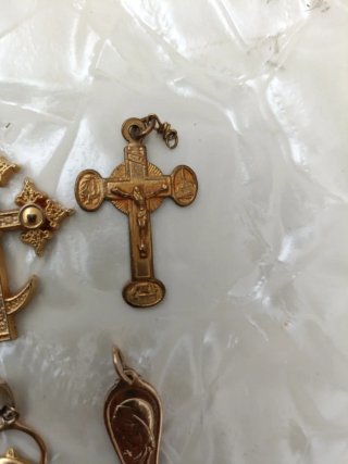 Lote 4 Colgantes Dorados Religiosos y Delfín