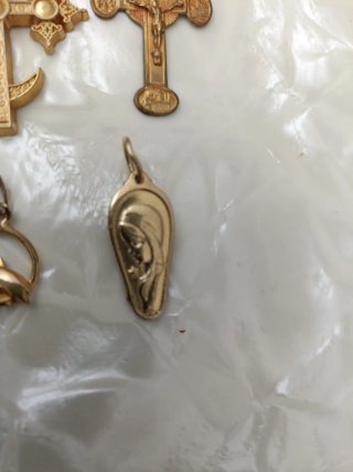 Lote 4 Colgantes Dorados Religiosos y Delfín