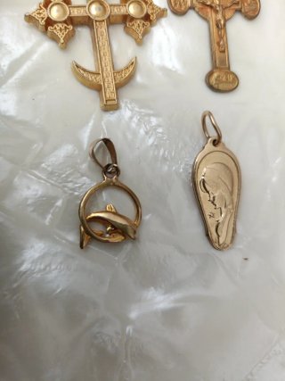 Lote 4 Colgantes Dorados Religiosos y Delfín