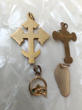 Lote 4 Colgantes Dorados Religiosos y Delfín