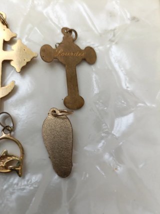Lote 4 Colgantes Dorados Religiosos y Delfín