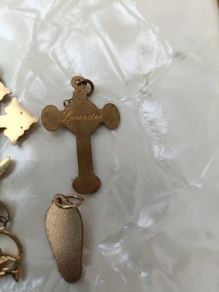 Lote 4 Colgantes Dorados Religiosos y Delfín