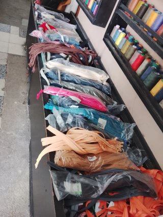 Mercería: Cintas y Encajes Variados