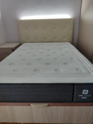 Cama 135/190 cm tapizada y base de madera