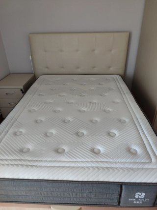 Cama 135/190 cm tapizada y base de madera