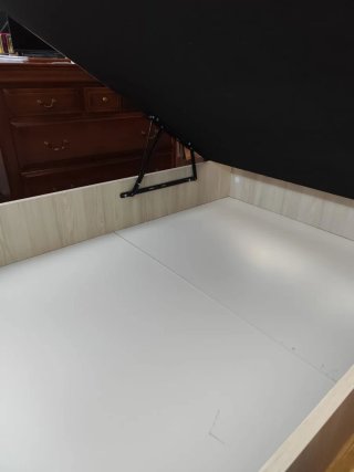 Cama 135/190 cm tapizada y base de madera