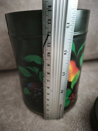 Caja metálica decorada con frutas