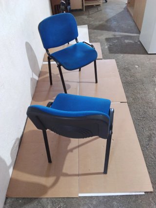 Sillas de oficina azules y negras