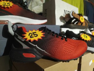 Zapatillas deportivas negras y rojas