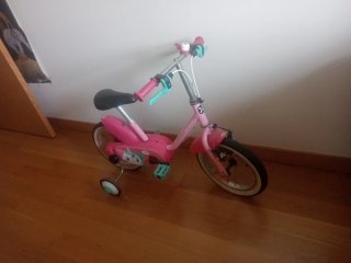Bicicleta infantil rosa con ruedines