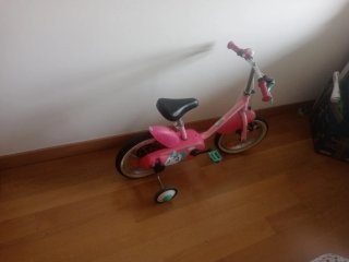 Bicicleta infantil rosa con ruedines