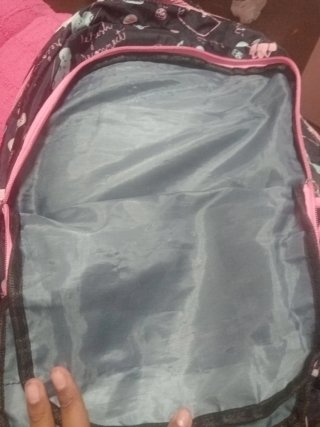 Mochila negra y rosa con dibujos
