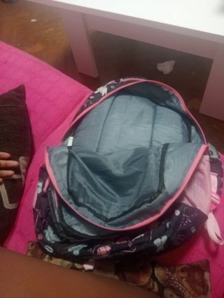 Mochila negra y rosa con dibujos
