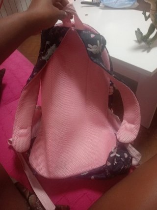 Mochila negra y rosa con dibujos