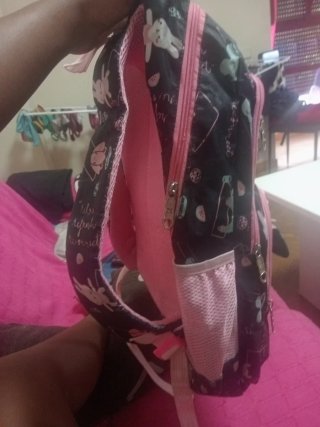Mochila negra y rosa con dibujos