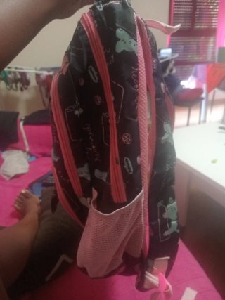 Mochila negra y rosa con dibujos