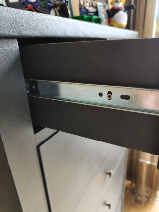 Cómoda de madera gris con cajones