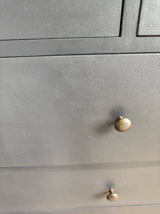 Cómoda de madera gris con cajones