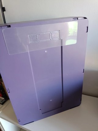 Vitrina expositora morada y transparente