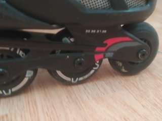 Patines en línea negros y blancos
