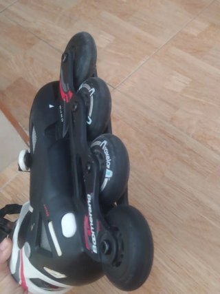Patines en línea negros y blancos