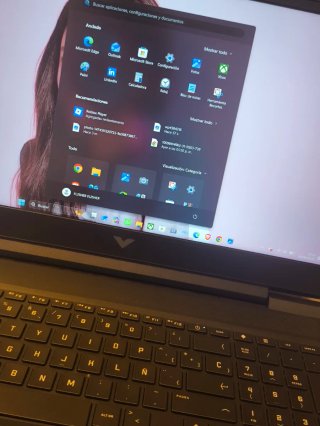 HP Victus Laptop + Accesorios