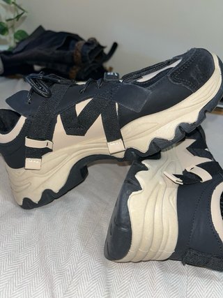 Zapatillas deportivas OSYL Beige y Negro