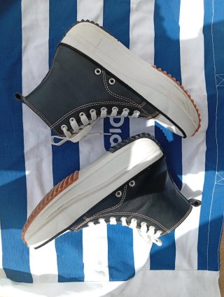 Zapatos de plataforma negros y blancos