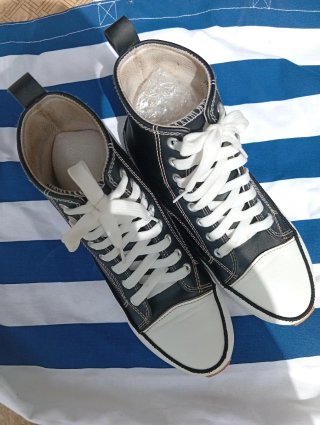 Zapatos de plataforma negros y blancos