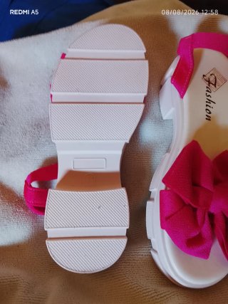 Sandalias rosas y blancas con lazo