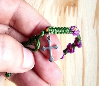 Pulsera hecha a mano de florecita denario rosario