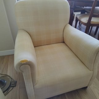 Butaca de tela beige para tapizar