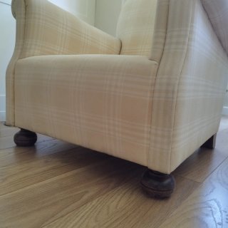Butaca de tela beige para tapizar