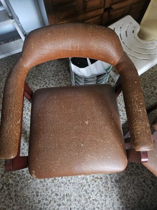 Pareja de sillones de piel y madera