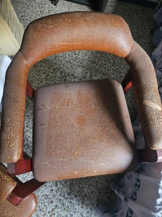Pareja de sillones de piel y madera